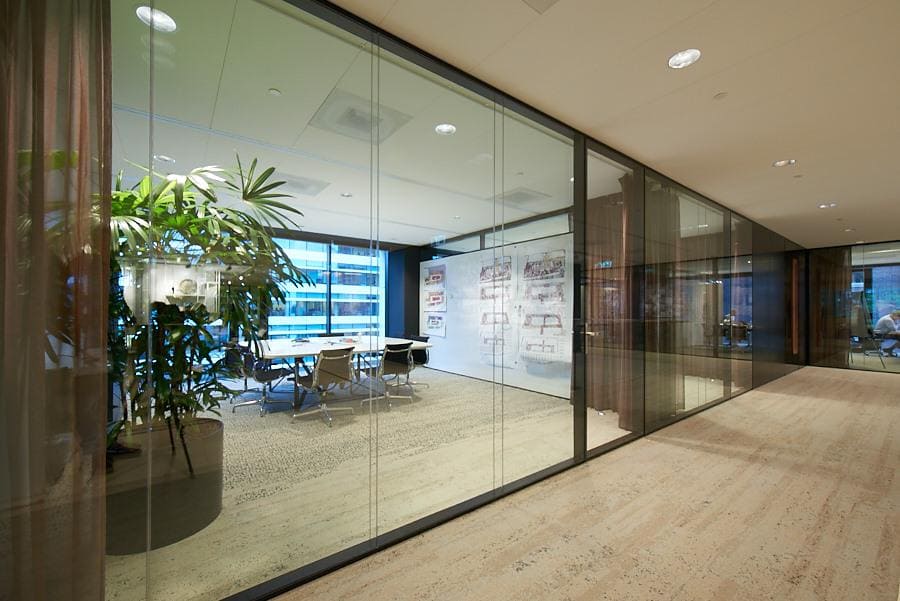 Dubbele glaswand in een kantoorruimte